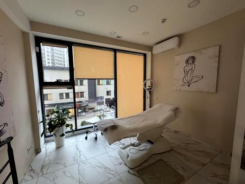 комерційна за адресою Андрія Верхогляда вул. (Михайла Драгомирова), 14-А