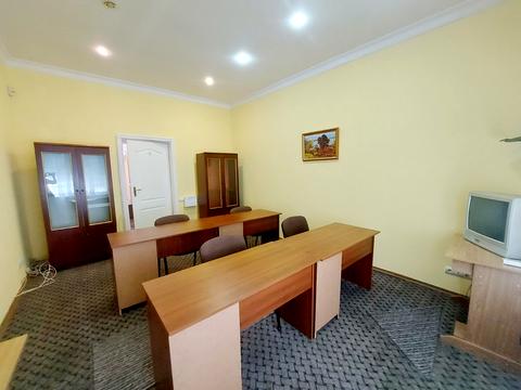 комерційна за адресою Інститутська вул., 22/7