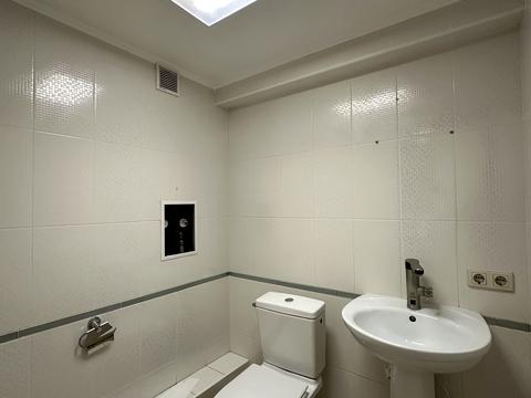 комерційна за адресою Євгена Коновальця вул. (Щорса), 32-Г