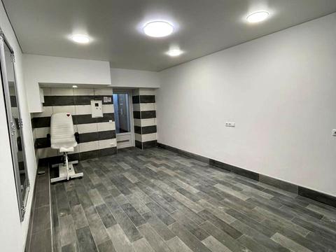 комерційна за адресою Інститутська вул., 10