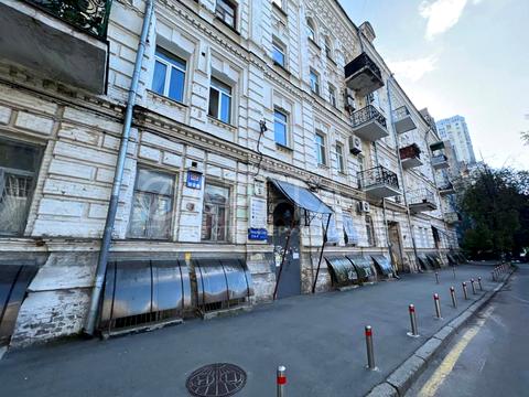 комерційна за адресою Панаса Мирного вул., 1