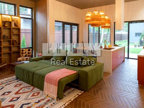 будинок за адресою Набережна вул.