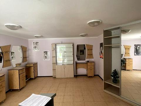 комерційна за адресою Будівельників вул., 2