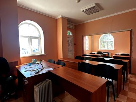 комерційна за адресою Жовтнева вул., 7