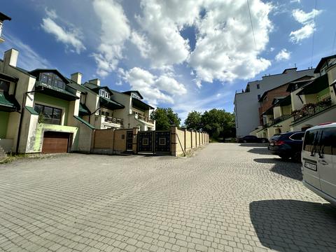 будинок за адресою Василя Сухомлинського вул.