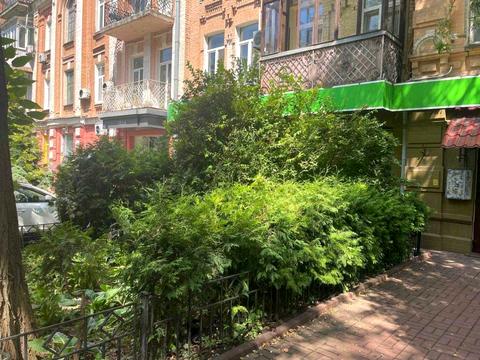 комерційна за адресою Богдана Хмельницького вул., 84