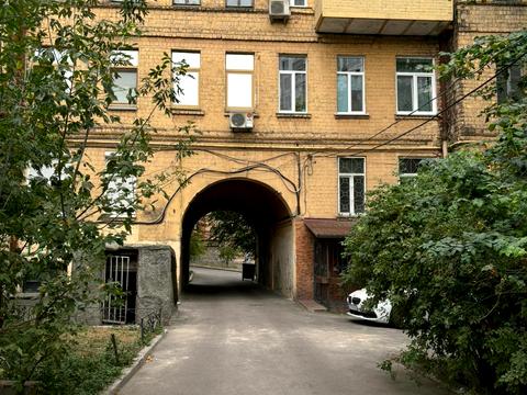 комерційна за адресою Тарасівська вул., 16