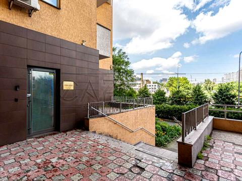 комерційна за адресою Саперно-Слобідська вул., 22