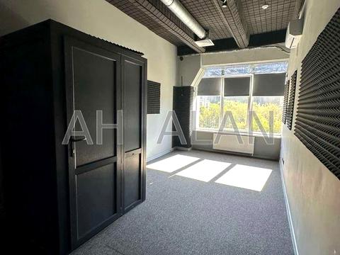 комерційна за адресою Верхній Вал вул., 2