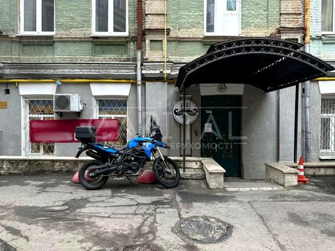 комерційна за адресою Михайлівська вул., 2