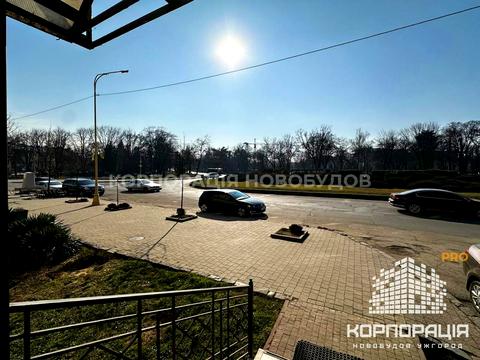 комерційна за адресою Захисників України пл. (Дружби Народів), 1