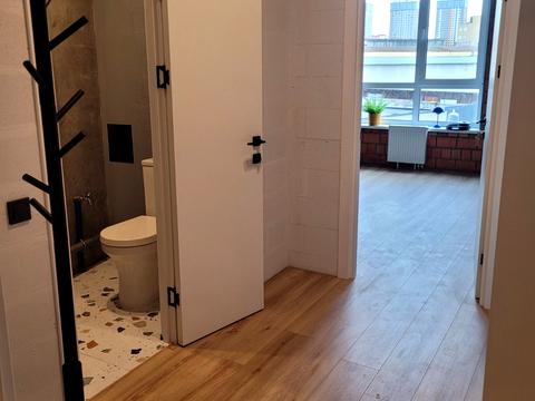 комерційна за адресою Дніпровська набережна вул., 17-В
