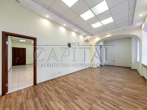 комерційна за адресою Володимирська вул., 4