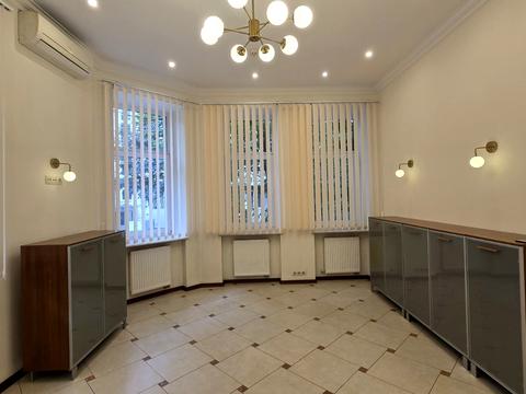 комерційна за адресою Сергія Єфремова вул., 35