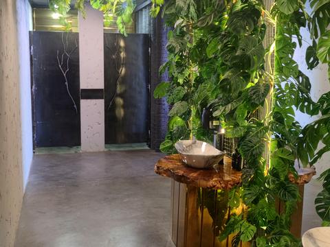 коммерческая по адресу Центральна, 1