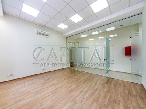 комерційна за адресою Володимирська вул., 4