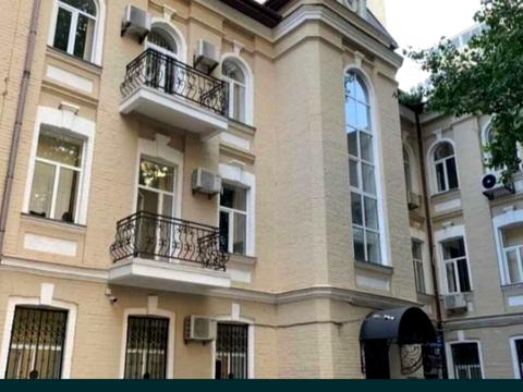 комерційна за адресою Жилянська вул., 12а