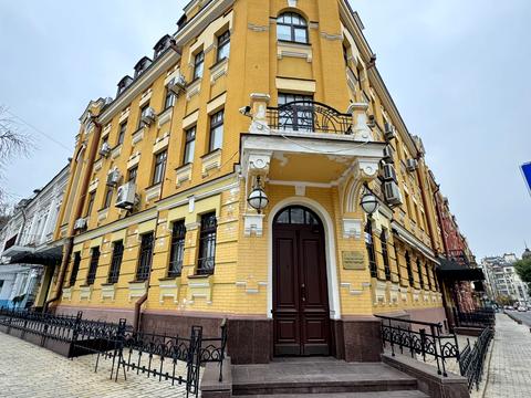 комерційна за адресою Кирилівська вул. (Фрунзе), 1-3