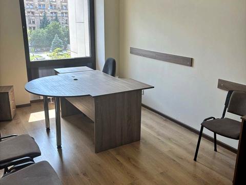 комерційна за адресою майдан Незалежності пл., 2