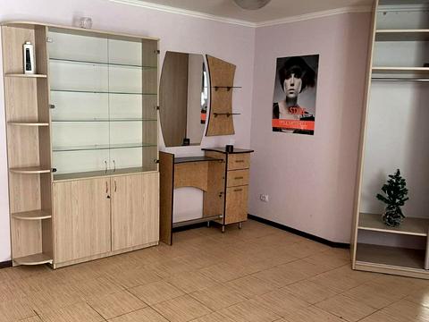 комерційна за адресою Будівельників вул., 2
