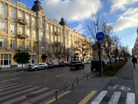 комерційна за адресою Пирогова вул., 5