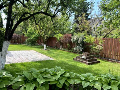 будинок за адресою вишнева 8