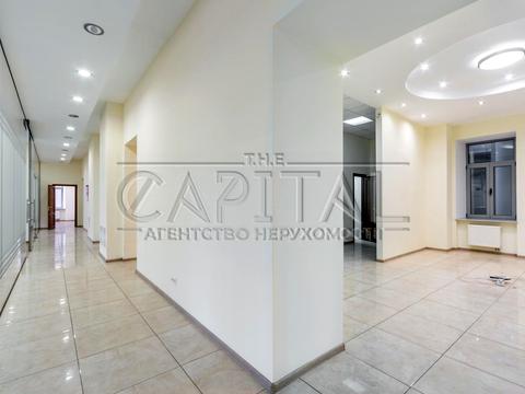 комерційна за адресою Володимирська вул., 4