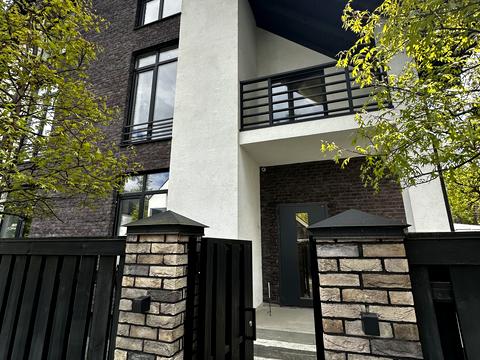 будинок за адресою Євгена Коновальця вул., 49