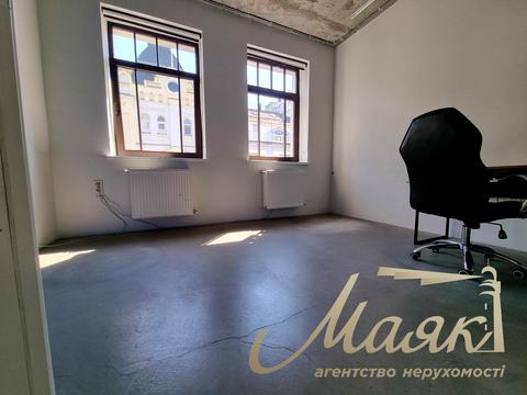 комерційна за адресою Воздвиженська вул., 51А