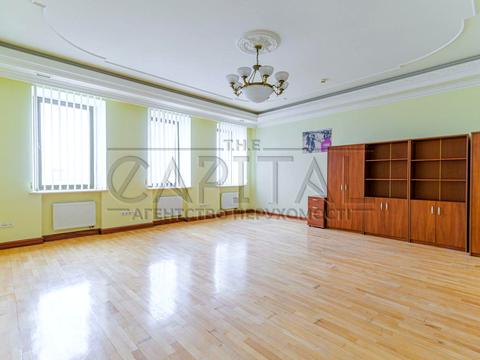 комерційна за адресою Липська вул., 10