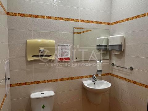 комерційна за адресою Володимирська вул., 93