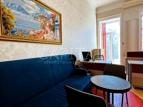 комерційна за адресою Володимирська вул., 65