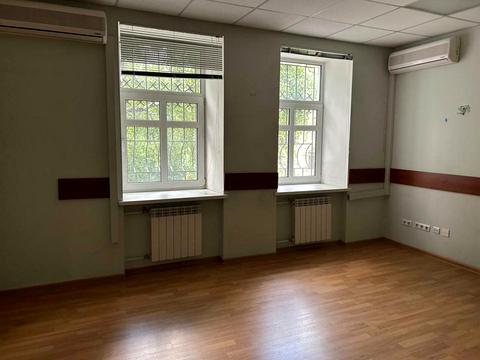 комерційна за адресою Саксаганського вул., 106Б