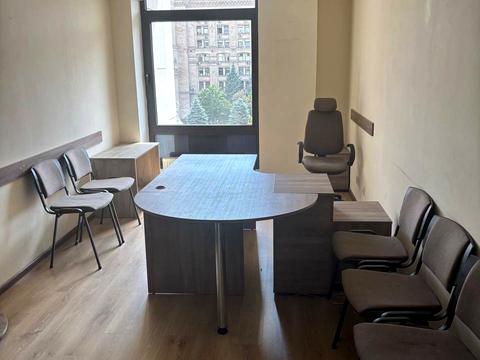 комерційна за адресою майдан Незалежності пл., 2