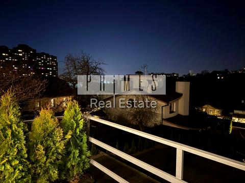 будинок за адресою Листопадна вул.