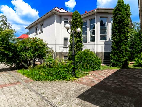 комерційна за адресою Патріарха Володимира Романюка вул. (Жовтнева), 2Б