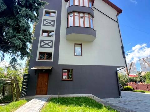 будинок за адресою Романа Різняка вул.