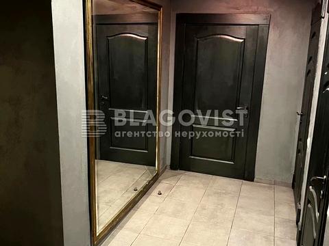 комерційна за адресою Десятинна вул., 7