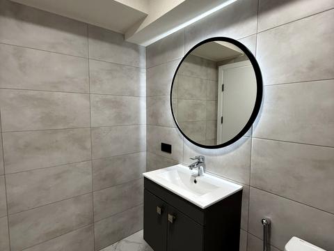 комерційна за адресою Літературна вул., 8