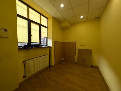 комерційна за адресою Квітнева вул., 4