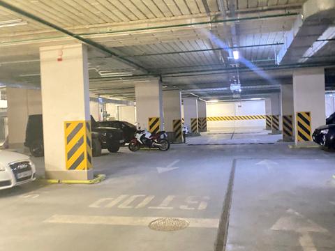 паркомісце за адресою Дегтярна вул., 22-А