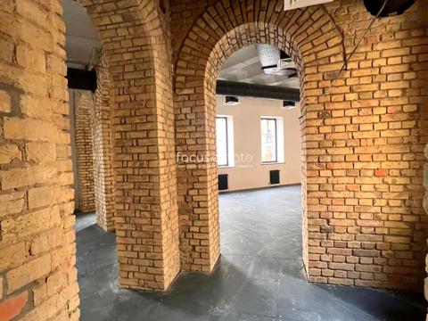 комерційна за адресою Прорізна вул., 8