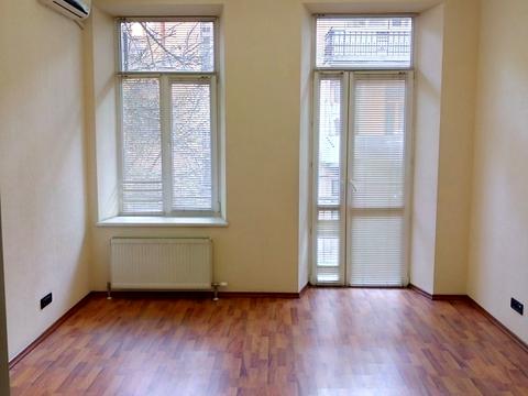 комерційна за адресою Ніни Строкатої вул. (Буніна), 17