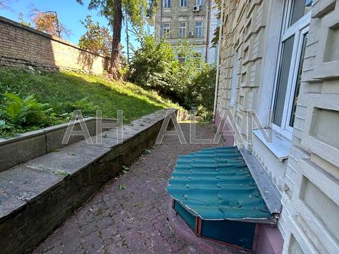 коммерческая по адресу Трёхсвятительская ул., 13
