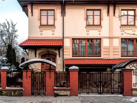 будинок за адресою Євгена Коновальця вул. (), 21