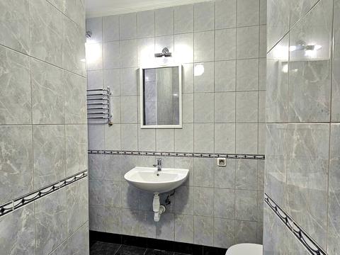 комерційна за адресою Володимирська вул., 7