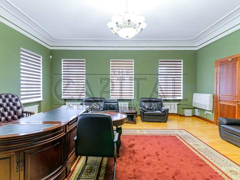 комерційна за адресою Липська вул., 10