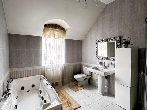 будинок за адресою с. Плюти, Абрикосова, 9