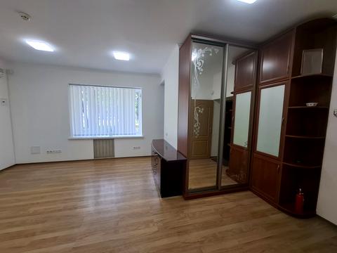 комерційна за адресою Інститутська вул., 22/7