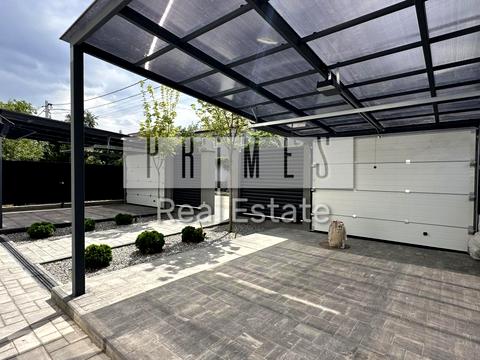 будинок за адресою Листопадна вул.